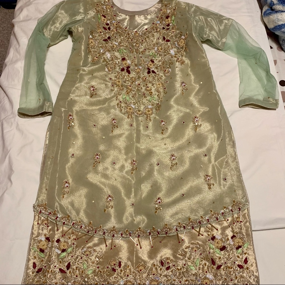 Pakistani shalwar kameez